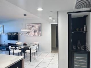 出租: $9,250 (2 贝兹, 2 浴室, 1180 平方英尺)