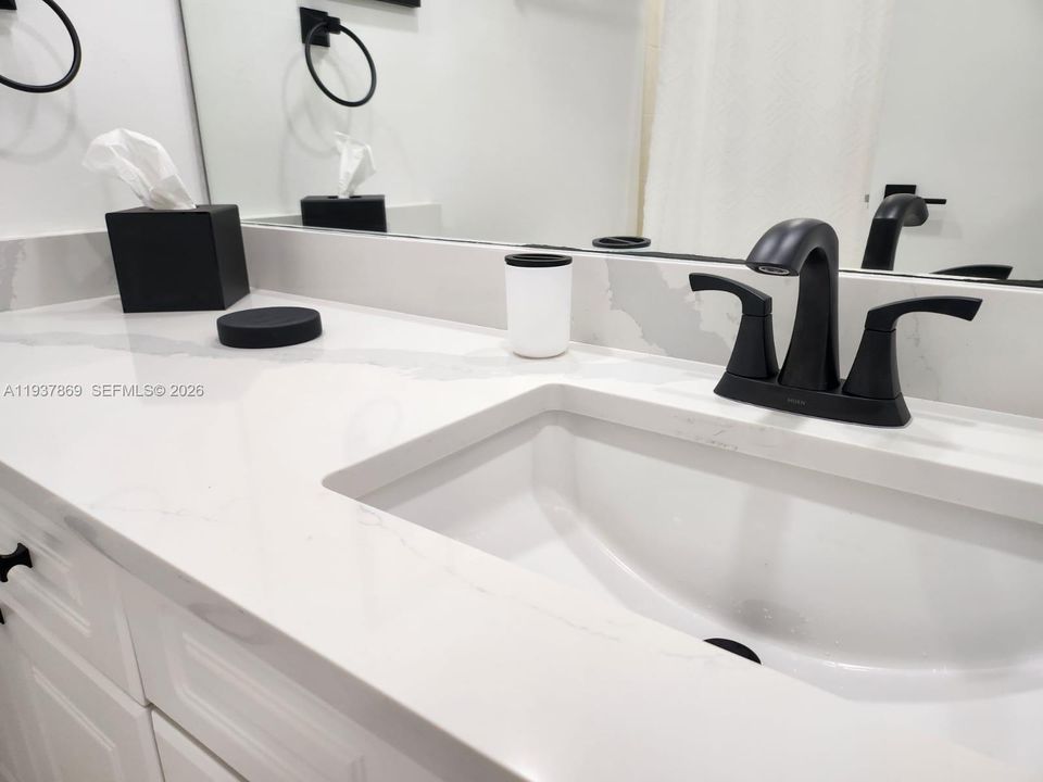 出租: $9,250 (2 贝兹, 2 浴室, 1180 平方英尺)