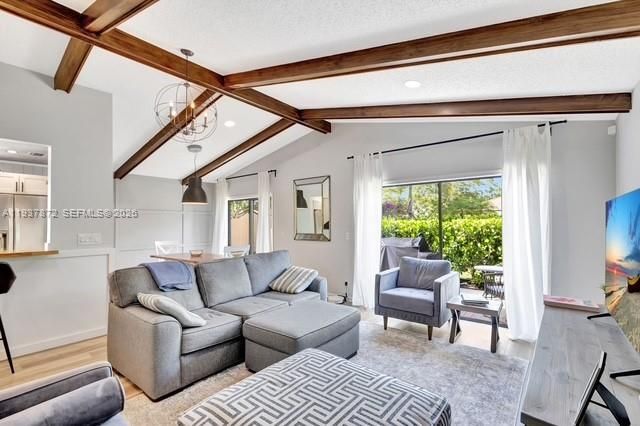 出租: $5,000 (3 贝兹, 2 浴室, 1320 平方英尺)