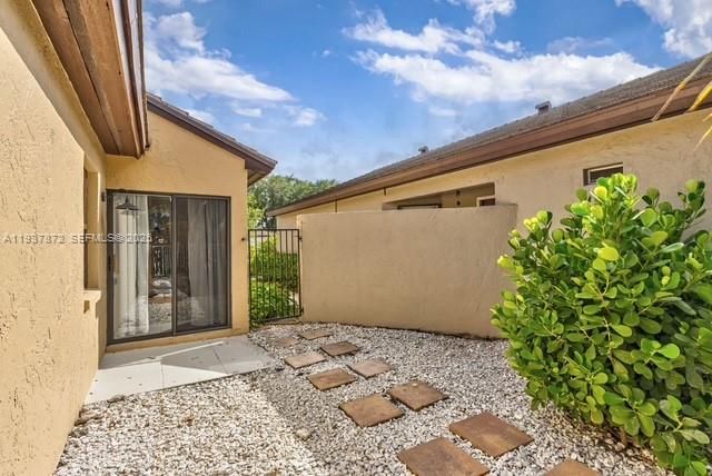 出租: $5,000 (3 贝兹, 2 浴室, 1320 平方英尺)