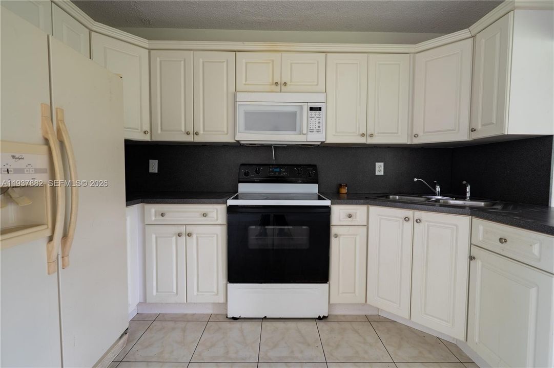 Под контрактом: $2,200 (2 спален, 2 ванн, 918 Квадратных фут)