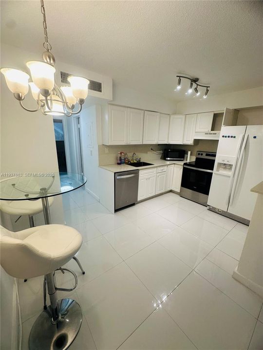 В аренду: $2,000 (1 спален, 1 ванн, 810 Квадратных фут)