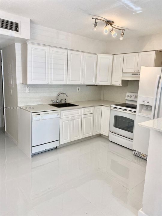 В аренду: $2,000 (1 спален, 1 ванн, 810 Квадратных фут)