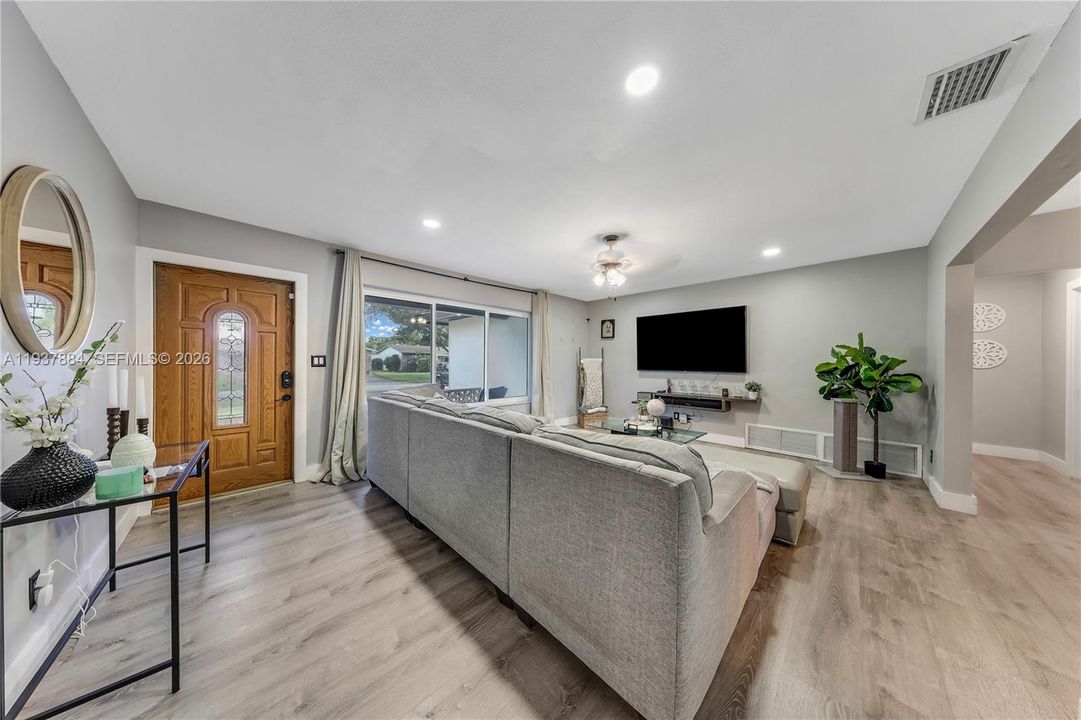 En Venta: $615,000 (4 camas, 2 baños, 1823 Pies cuadrados)