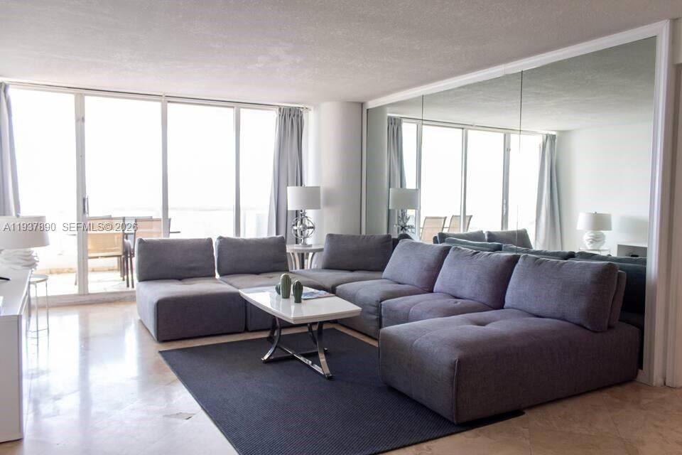 На продажу: $850,000 (2 спален, 2 ванн, 1496 Квадратных фут)