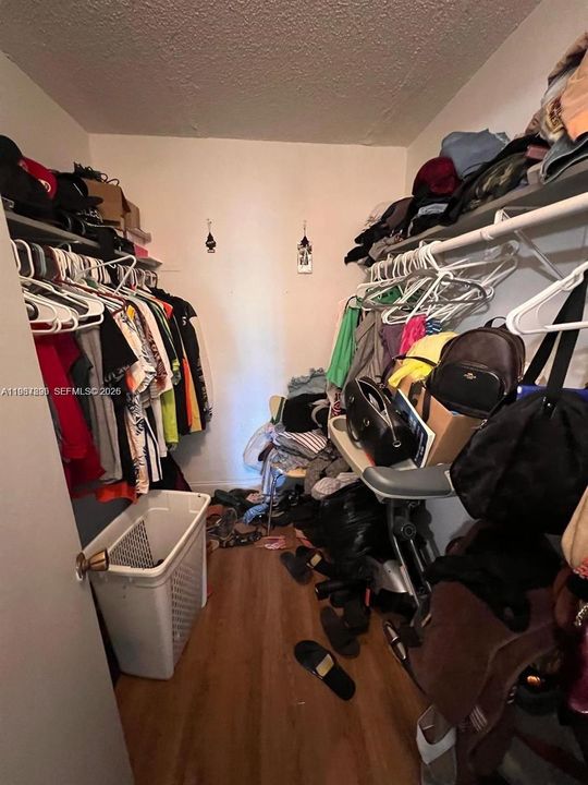 待售: $165,000 (2 贝兹, 1 浴室, 1075 平方英尺)