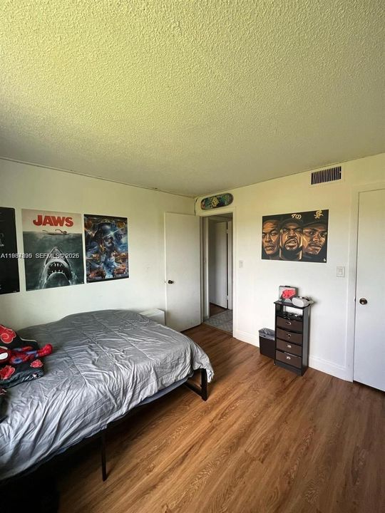 待售: $165,000 (2 贝兹, 1 浴室, 1075 平方英尺)