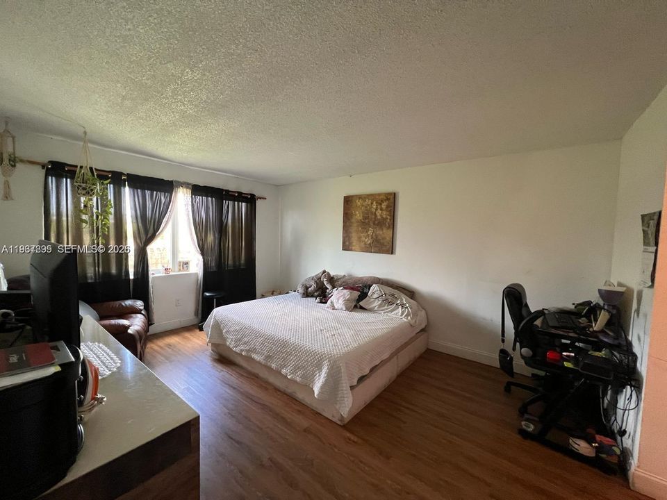 待售: $165,000 (2 贝兹, 1 浴室, 1075 平方英尺)