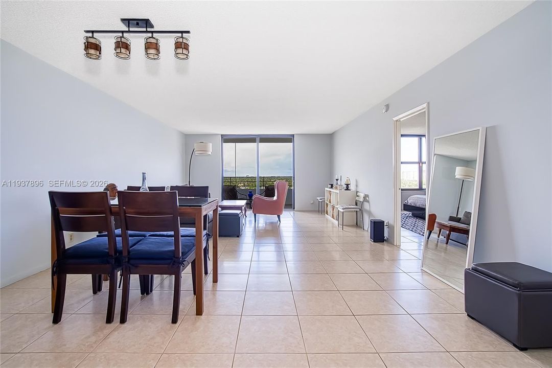 В аренду: $2,500 (1 спален, 1 ванн, 950 Квадратных фут)