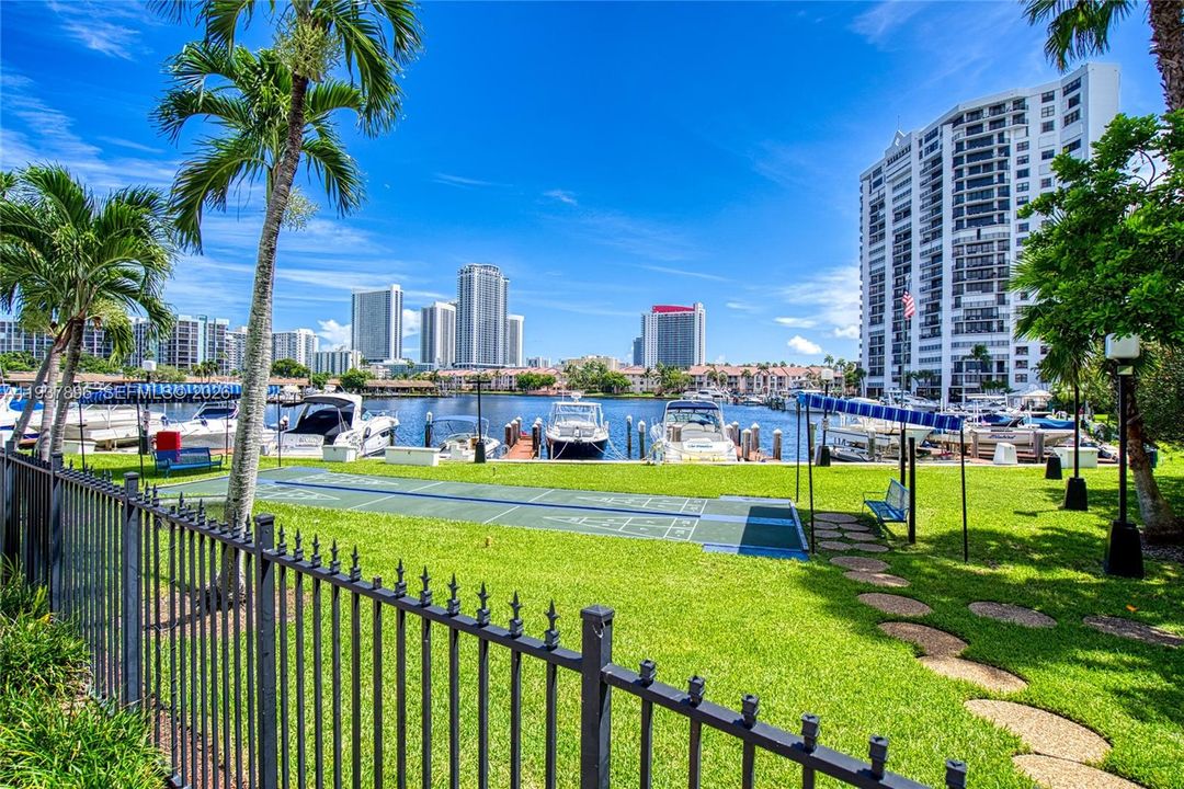 В аренду: $2,500 (1 спален, 1 ванн, 950 Квадратных фут)