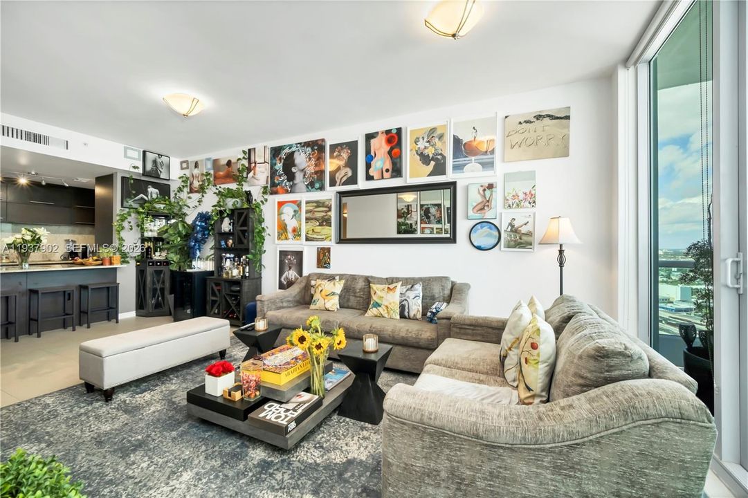 待售: $625,000 (1 贝兹, 2 浴室, 1031 平方英尺)