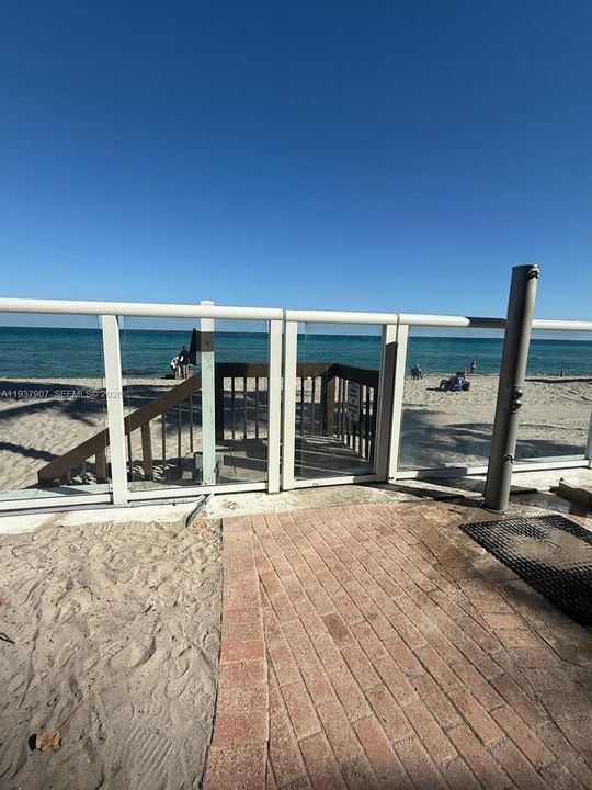 待售: $270,000 (1 贝兹, 1 浴室, 883 平方英尺)