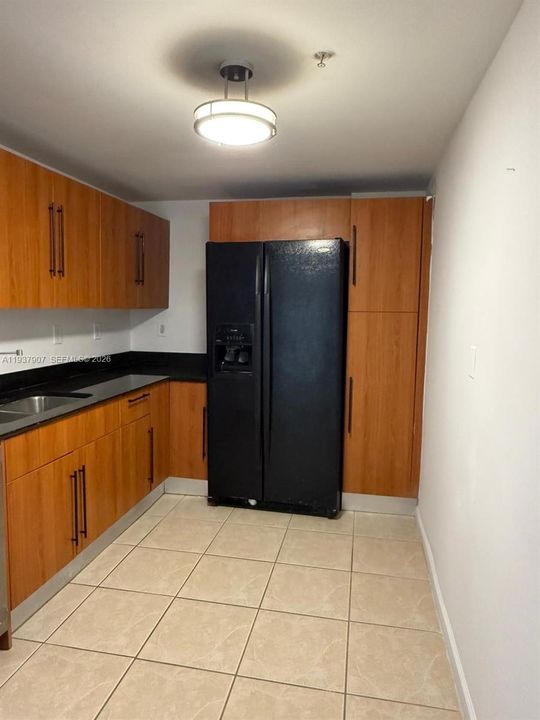 待售: $270,000 (1 贝兹, 1 浴室, 883 平方英尺)