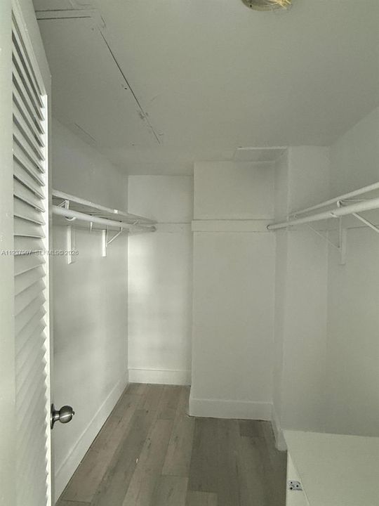 待售: $270,000 (1 贝兹, 1 浴室, 883 平方英尺)