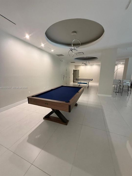 待售: $270,000 (1 贝兹, 1 浴室, 883 平方英尺)