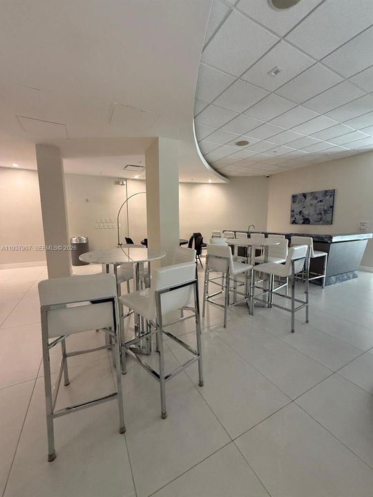 待售: $270,000 (1 贝兹, 1 浴室, 883 平方英尺)