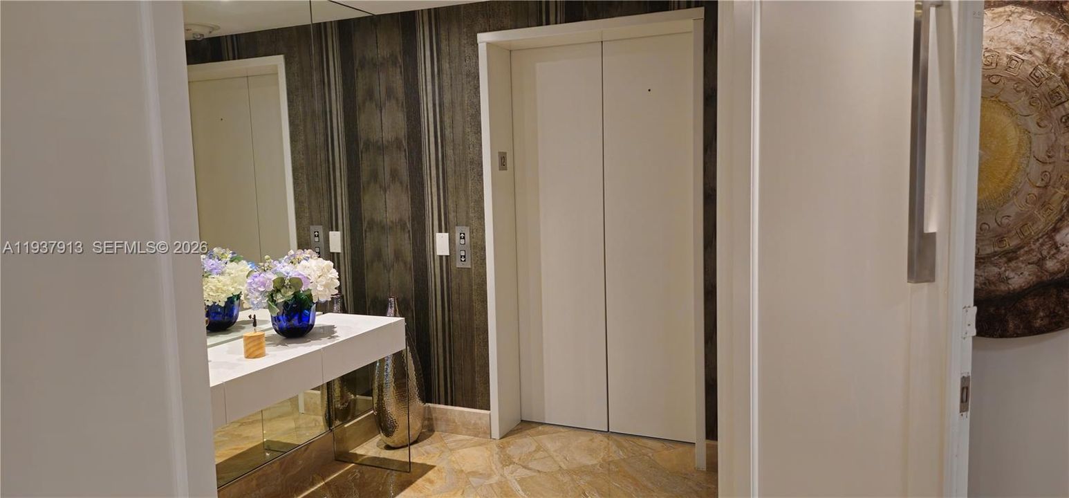 En Venta: $980,000 (2 camas, 2 baños, 2240 Pies cuadrados)