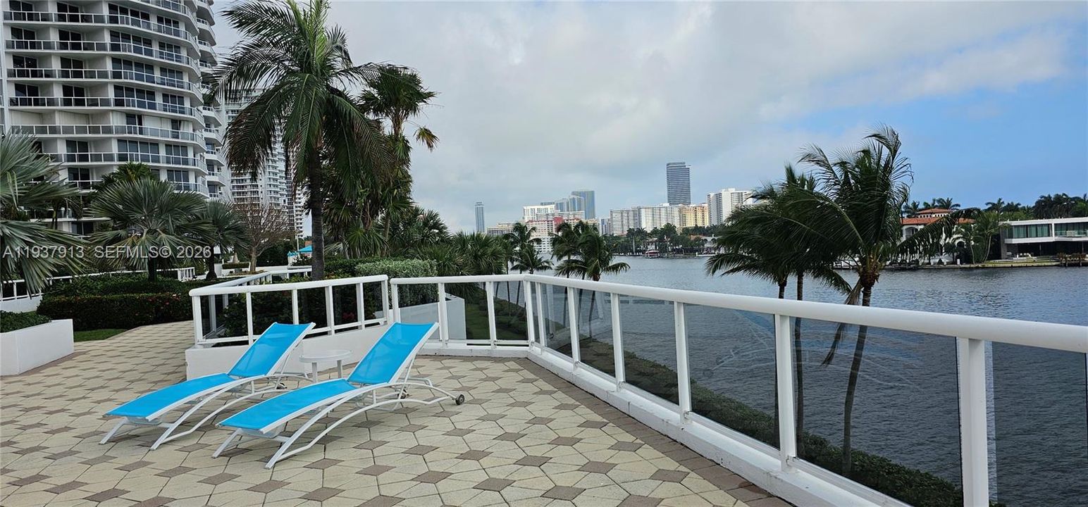 En Venta: $980,000 (2 camas, 2 baños, 2240 Pies cuadrados)