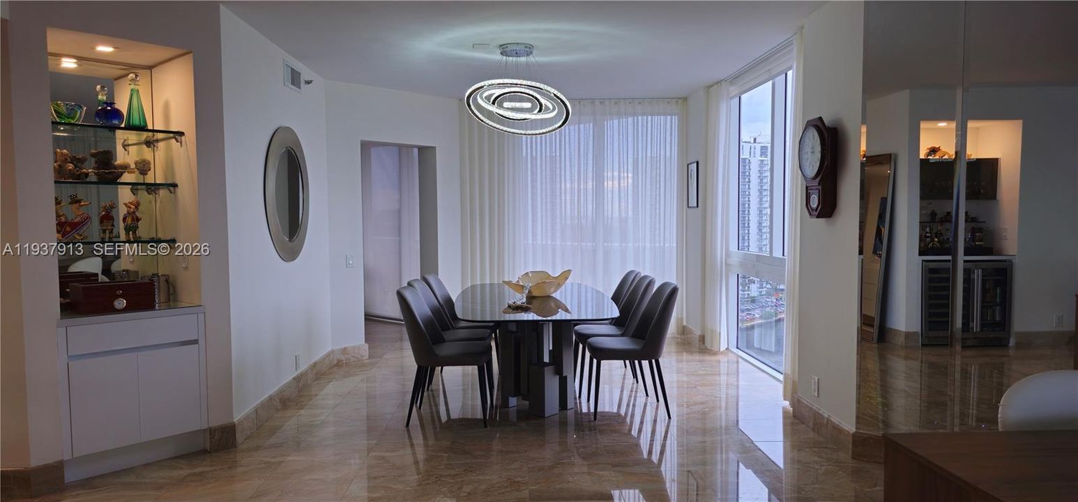 En Venta: $980,000 (2 camas, 2 baños, 2240 Pies cuadrados)