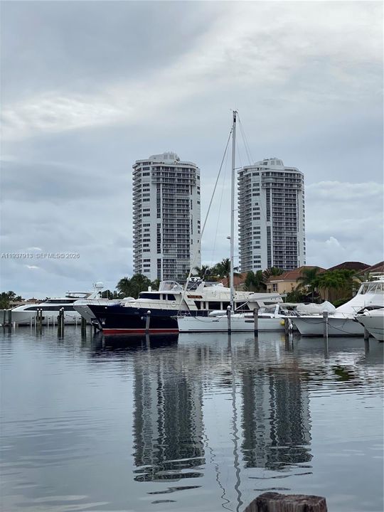 En Venta: $980,000 (2 camas, 2 baños, 2240 Pies cuadrados)