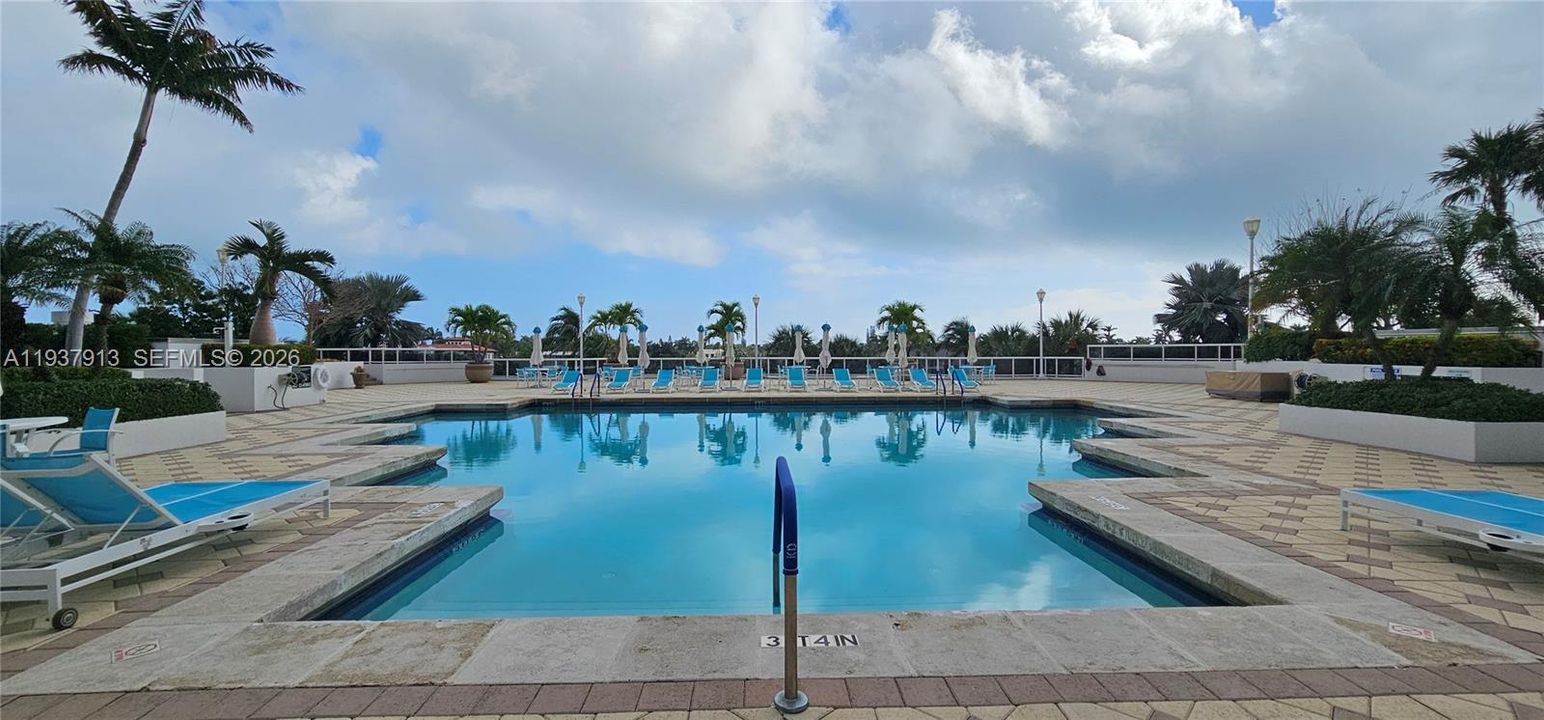 En Venta: $980,000 (2 camas, 2 baños, 2240 Pies cuadrados)