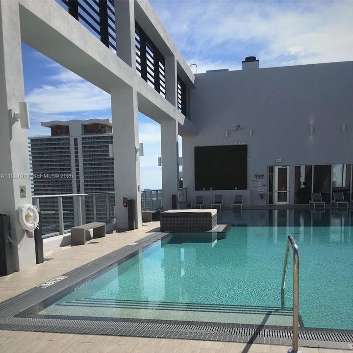 For Rent: $2,495 (1 beds, 1 baths, 526 Square Feet)