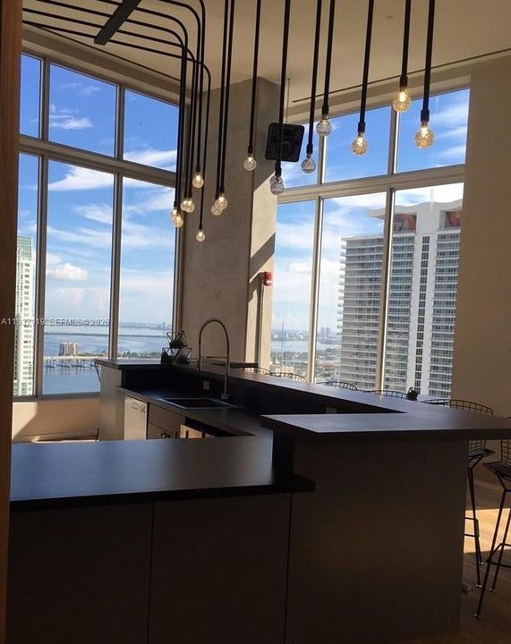 For Rent: $2,495 (1 beds, 1 baths, 526 Square Feet)