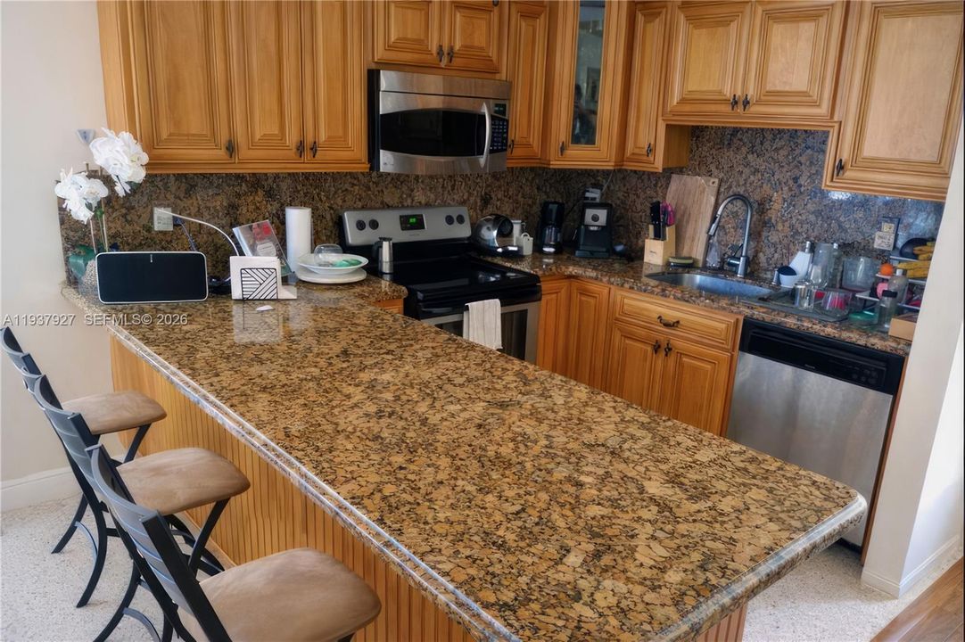 На продажу: $788,000 (4 спален, 2 ванн, 1395 Квадратных фут)