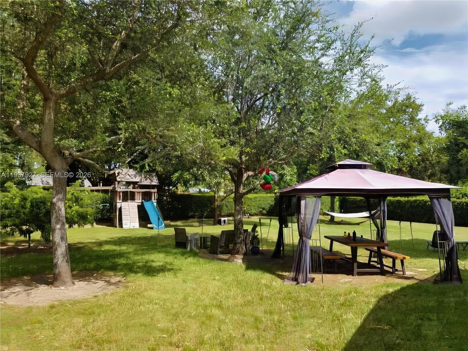 На продажу: $788,000 (4 спален, 2 ванн, 1395 Квадратных фут)