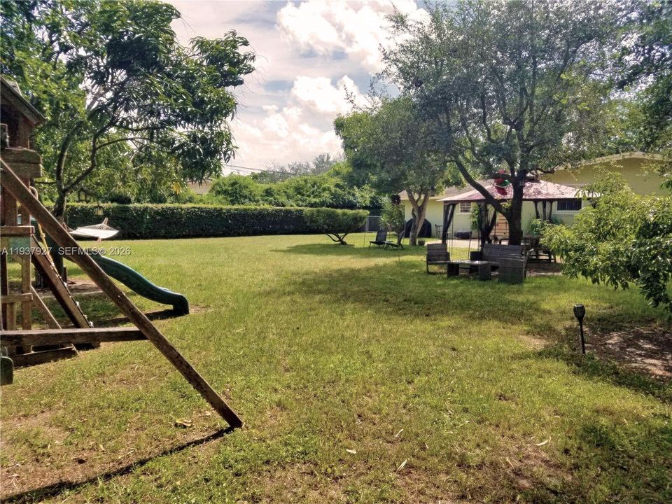 На продажу: $788,000 (4 спален, 2 ванн, 1395 Квадратных фут)