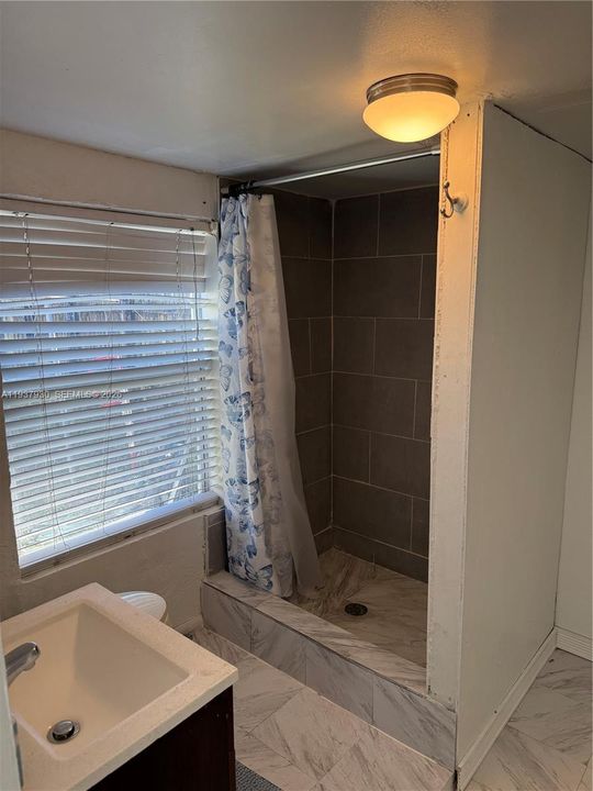 For Rent: $1,800 (2 beds, 1 baths, 800 Square Feet)