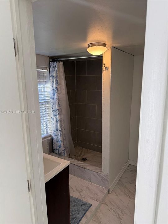 For Rent: $1,800 (2 beds, 1 baths, 800 Square Feet)