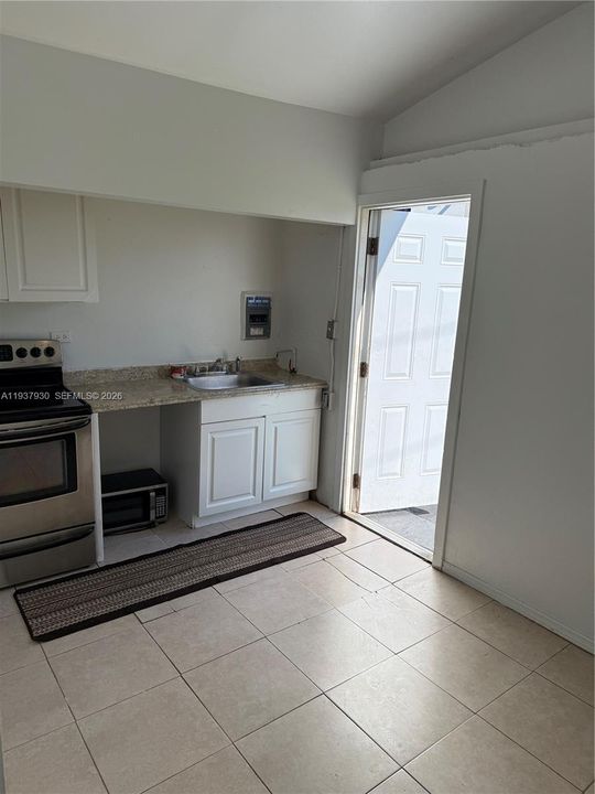 For Rent: $1,800 (2 beds, 1 baths, 800 Square Feet)