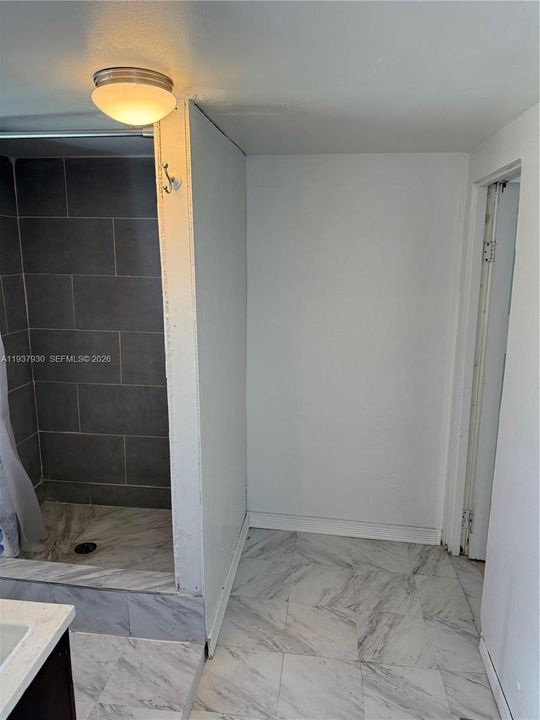 For Rent: $1,800 (2 beds, 1 baths, 800 Square Feet)