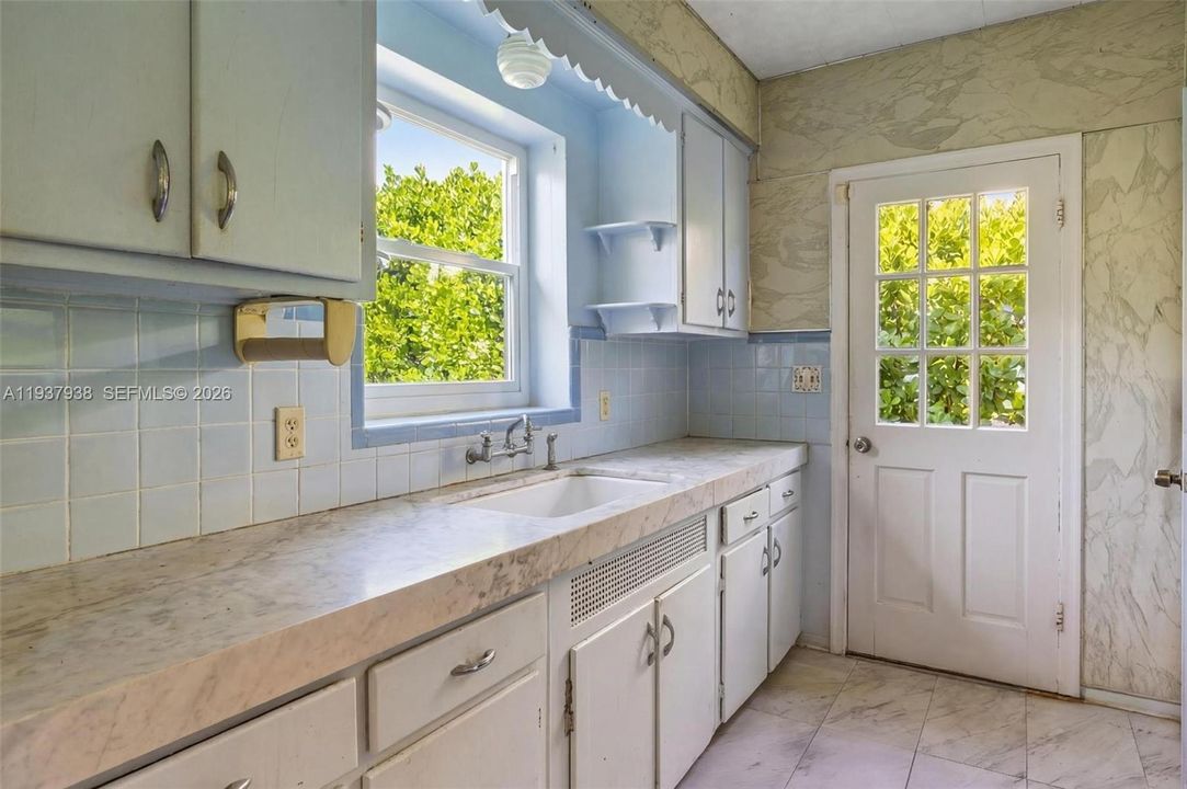 For Sale: $1,499,000 (3 beds, 2 baths, 1238 Square Feet)