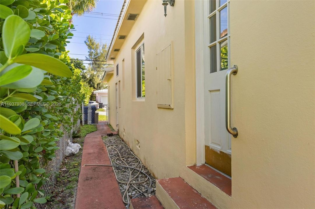 For Sale: $1,499,000 (3 beds, 2 baths, 1238 Square Feet)