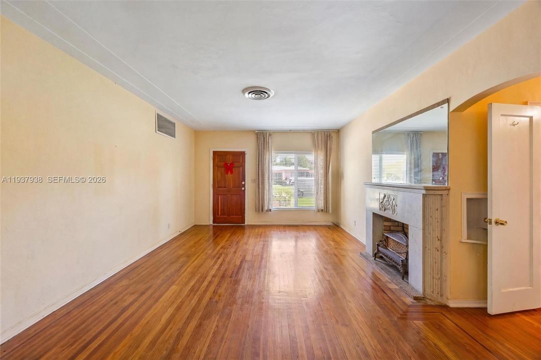 For Sale: $1,499,000 (3 beds, 2 baths, 1238 Square Feet)