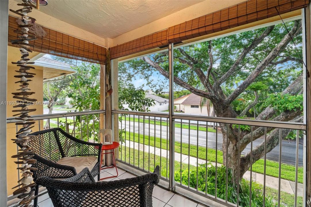 For Sale: $265,000 (2 beds, 2 baths, 935 Square Feet)