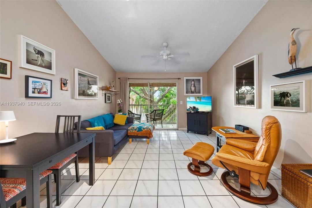 For Sale: $265,000 (2 beds, 2 baths, 935 Square Feet)