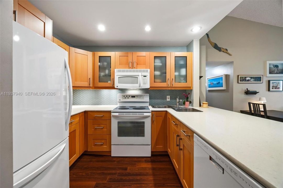 For Sale: $265,000 (2 beds, 2 baths, 935 Square Feet)