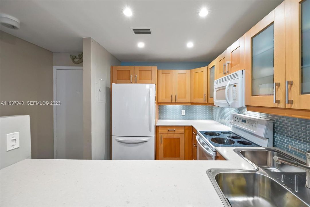 For Sale: $265,000 (2 beds, 2 baths, 935 Square Feet)