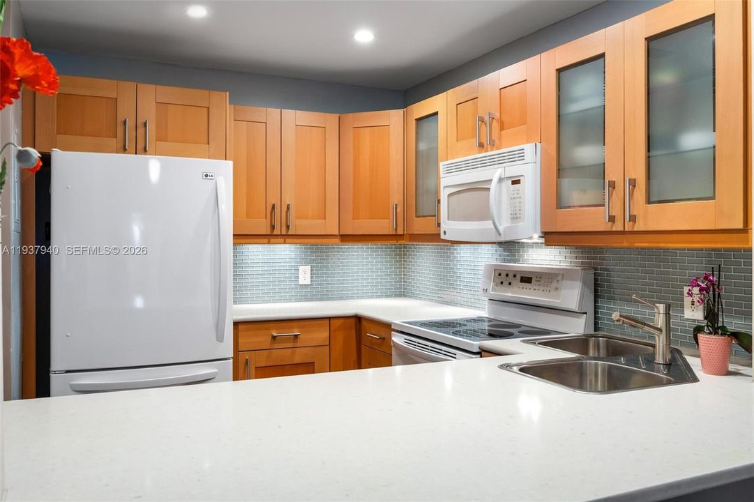 For Sale: $265,000 (2 beds, 2 baths, 935 Square Feet)