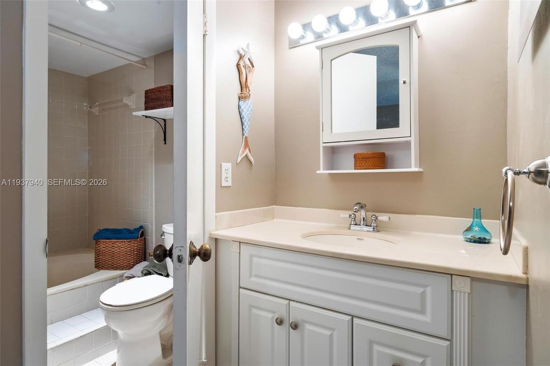 For Sale: $265,000 (2 beds, 2 baths, 935 Square Feet)