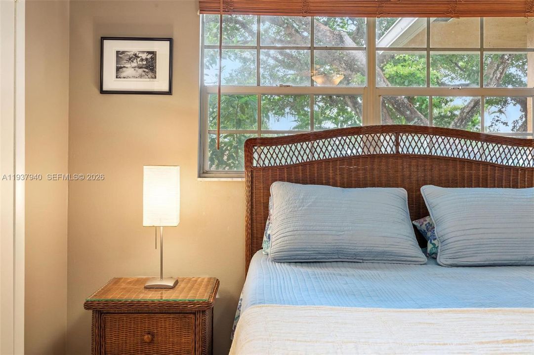 For Sale: $265,000 (2 beds, 2 baths, 935 Square Feet)