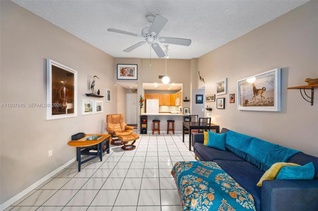 For Sale: $265,000 (2 beds, 2 baths, 935 Square Feet)