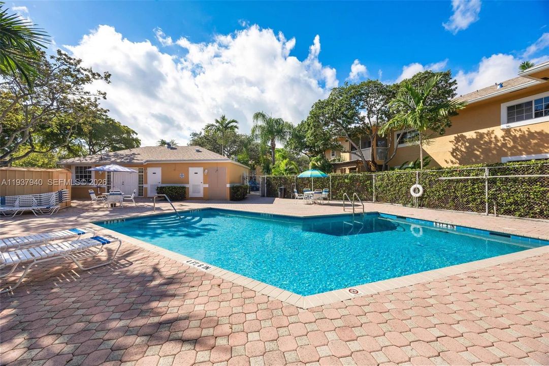 For Sale: $265,000 (2 beds, 2 baths, 935 Square Feet)