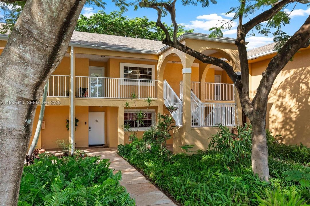 For Sale: $265,000 (2 beds, 2 baths, 935 Square Feet)