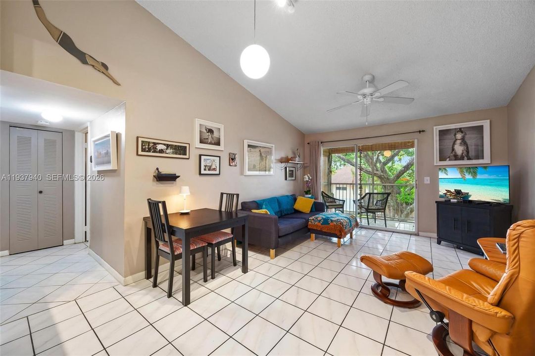 For Sale: $265,000 (2 beds, 2 baths, 935 Square Feet)