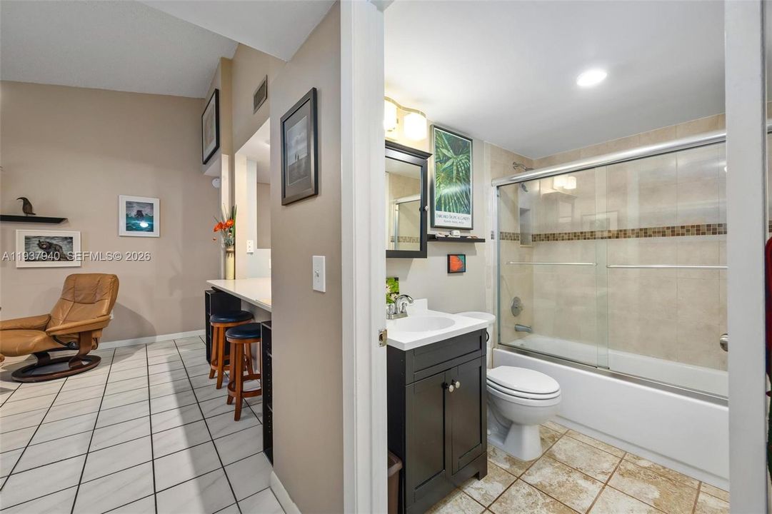 For Sale: $265,000 (2 beds, 2 baths, 935 Square Feet)