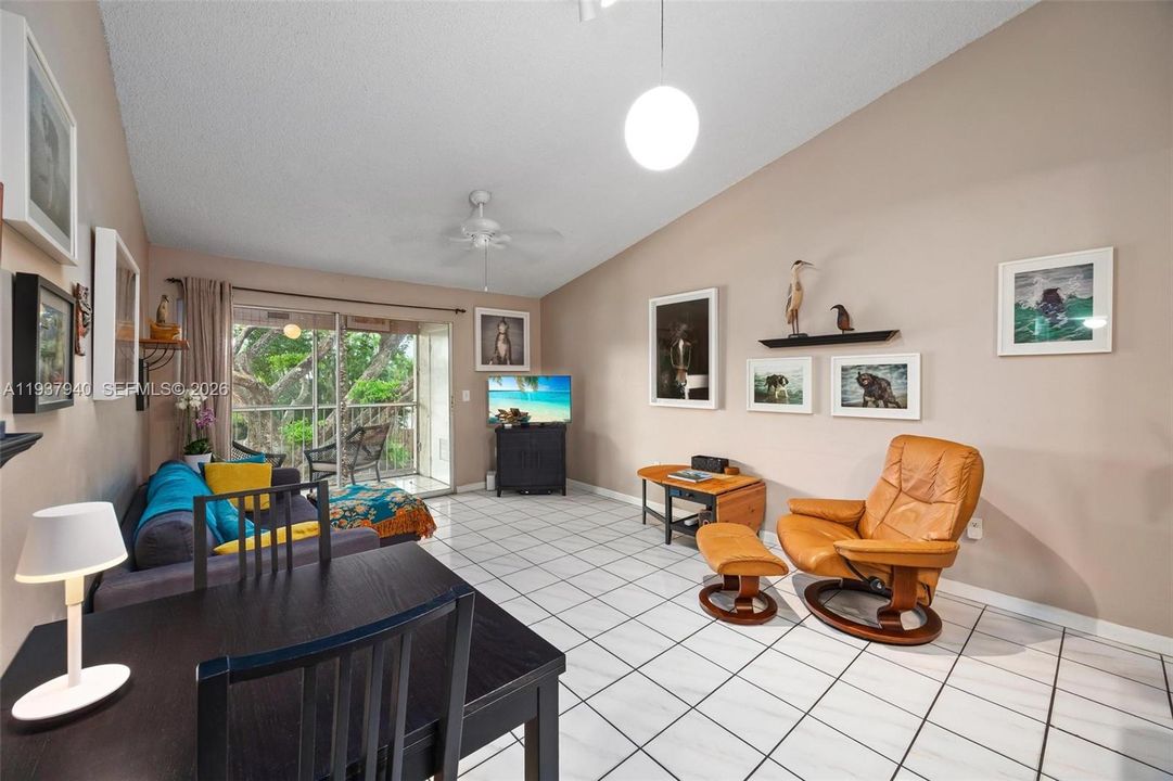 For Sale: $265,000 (2 beds, 2 baths, 935 Square Feet)